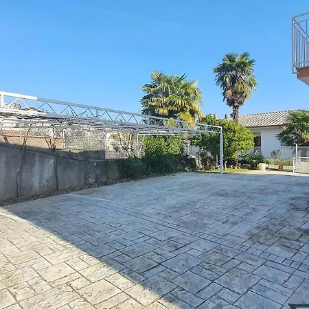 Garni Stanger 로브란